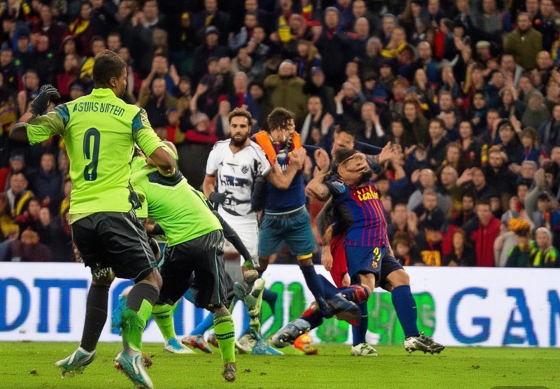 西甲巅峰对决：巴萨VS瓦伦西亚战术对决与英雄瞬间解析(图1)